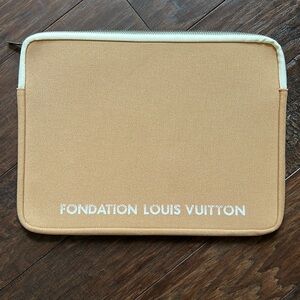 “Foundation Louis Vuitton” laptop pouch.